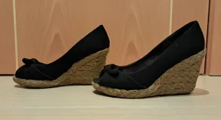 Sandalias de cuña Pull and Bear Negras Talla 38