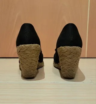 Sandalias de cuña Pull and Bear Negras Talla 38