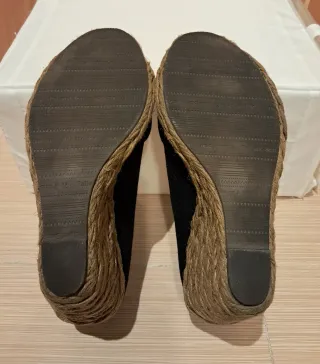 Sandalias de cuña Pull and Bear Negras Talla 38