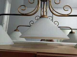 Lámpara colgante dorada y blanca