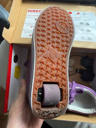 Zapatillas con ruedas moradas