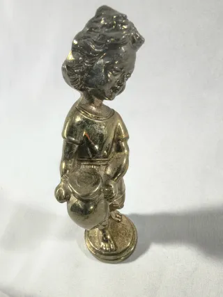 Pareja de figuras Infantiles de metal.