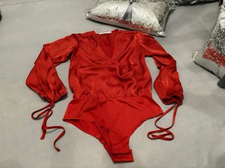 Camiseta roja satinada cruzada manga larga