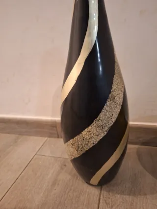 Jarrón negro y dorado