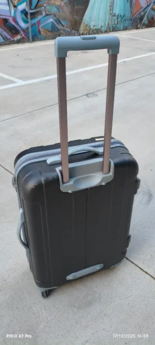 Maleta de viaje dura negra