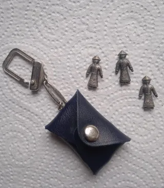 Llavero con figuras chinas y monedero