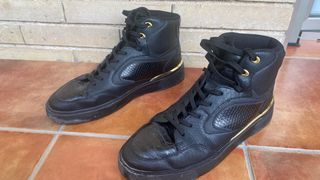 Zapatillas Zara Botín Negras con Detalles Dorados