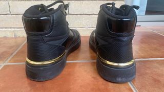 Zapatillas Zara Botín Negras con Detalles Dorados
