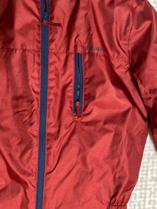 Traje de nieve rojo y azul