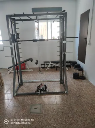 Multipower, bancos y mancuernas