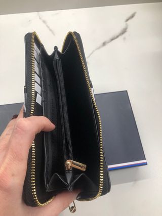 Cartera Tommy Hilfiger Azul con Raya Multicolor