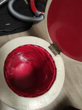 Puf / Reposapiés Beige con Almacenaje