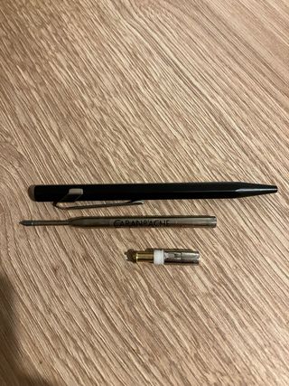 Bolígrafo Caran d'Ache Negro