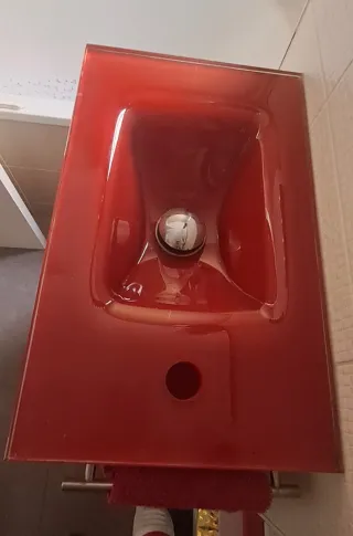Lavabo pequeño cristal rojo con mueble blanco