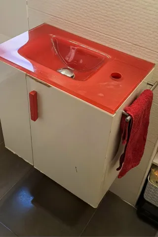 Lavabo pequeño cristal rojo con mueble blanco
