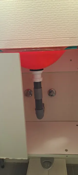 Lavabo pequeño cristal rojo con mueble blanco