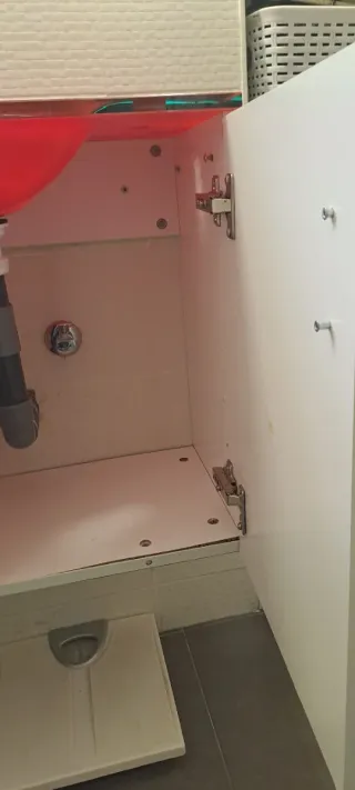 Lavabo pequeño cristal rojo con mueble blanco