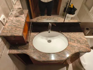Mueble de baño con armario y lavabo