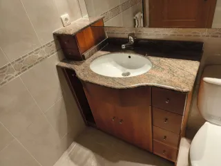 Mueble de baño con armario y lavabo