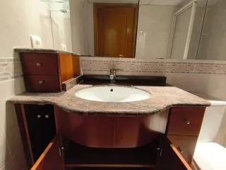 Mueble de baño con armario y lavabo