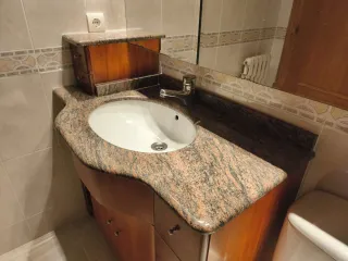 Mueble de baño con armario y lavabo