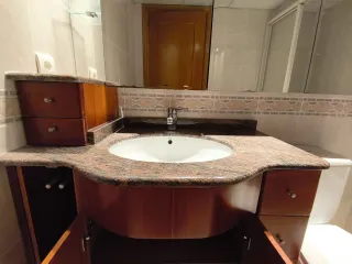 Mueble de baño con armario y lavabo