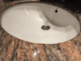 Mueble de baño con armario y lavabo