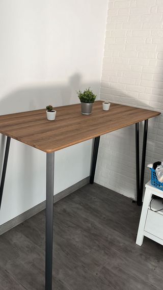 Mesa alta con 2 taburetes