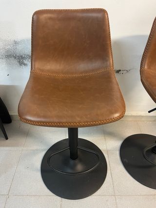 Mesa alta con 2 taburetes