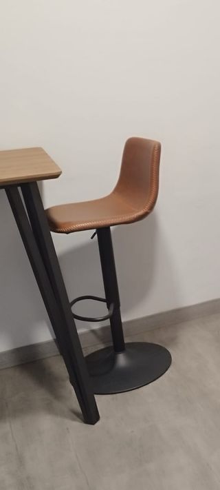 Mesa alta con 2 taburetes