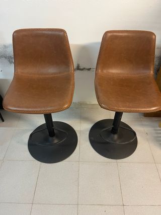 Mesa alta con 2 taburetes