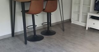 Mesa alta con 2 taburetes