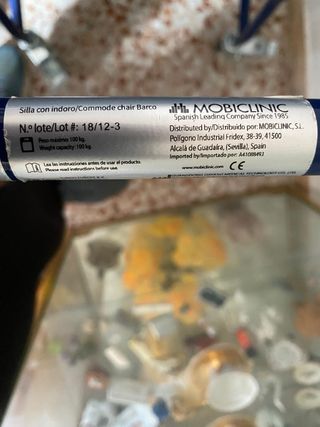 Silla con inodoro y ruedas Mobiclinic