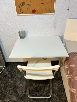 Escritorio plegable blanco y silla de regalo