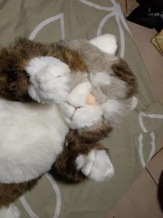 Peluche gato marrón y blanco