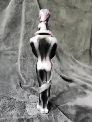 Figura de pareja abrazada