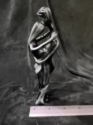 Figura de pareja abrazada