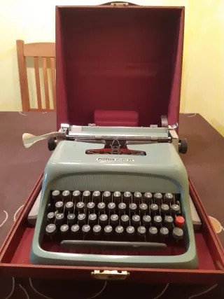 Máquina de escribir Olivetti Studio 44
