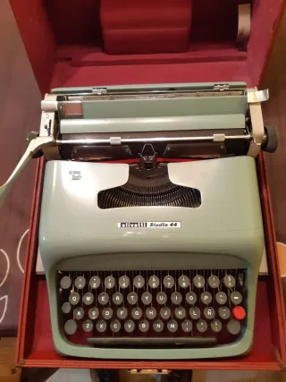 Máquina de escribir Olivetti Studio 44