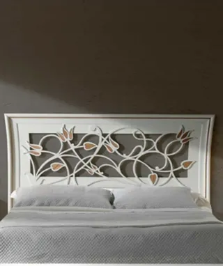 Cabecero blanco de madera floral