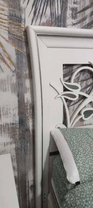 Cabecero blanco de madera floral