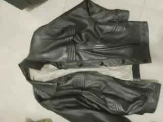 Chaqueta de piel negra