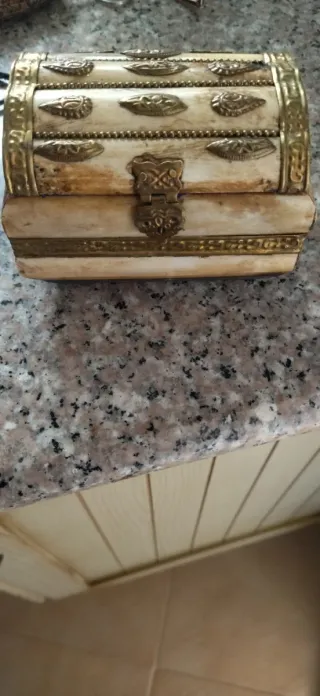 Joyero antiguo beige y dorado