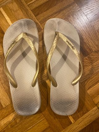 Chanclas Ipanema Beige y Doradas