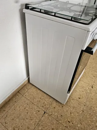 Cocina de gas natural  blanca marca Sauber