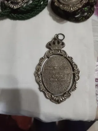 Medalla cofrade con corona y Cristo