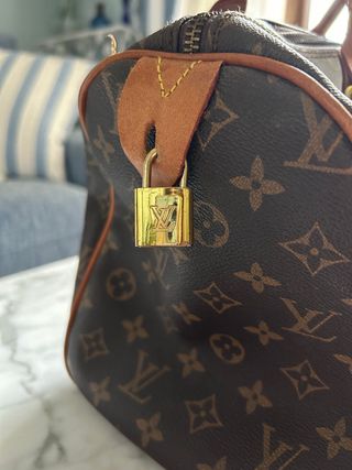 Bolso marrón con neceser