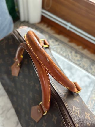 Bolso marrón con neceser