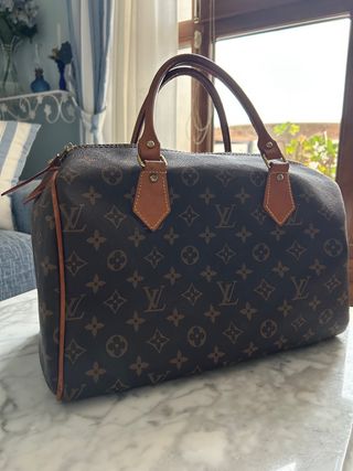 Bolso marrón con neceser