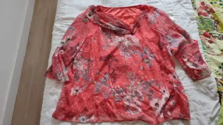 Blusa floral con volantes